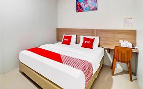 Oyo 91211 Mega Comfort Guest House Medan Indonesia